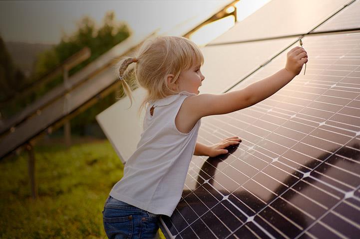 一个小女孩在太阳能板附近玩耍